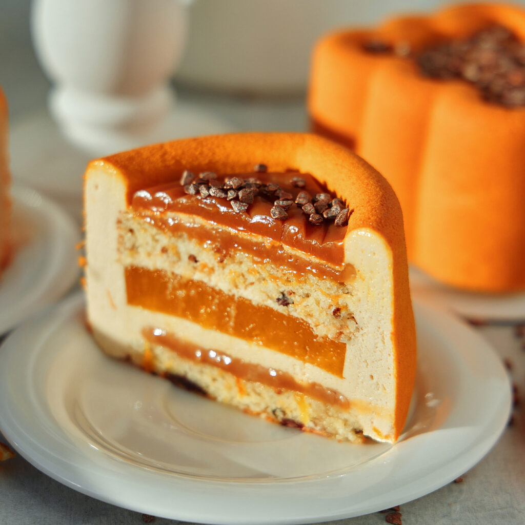 Муссовый торт с апельсиновым бисквитом и пряным кремю