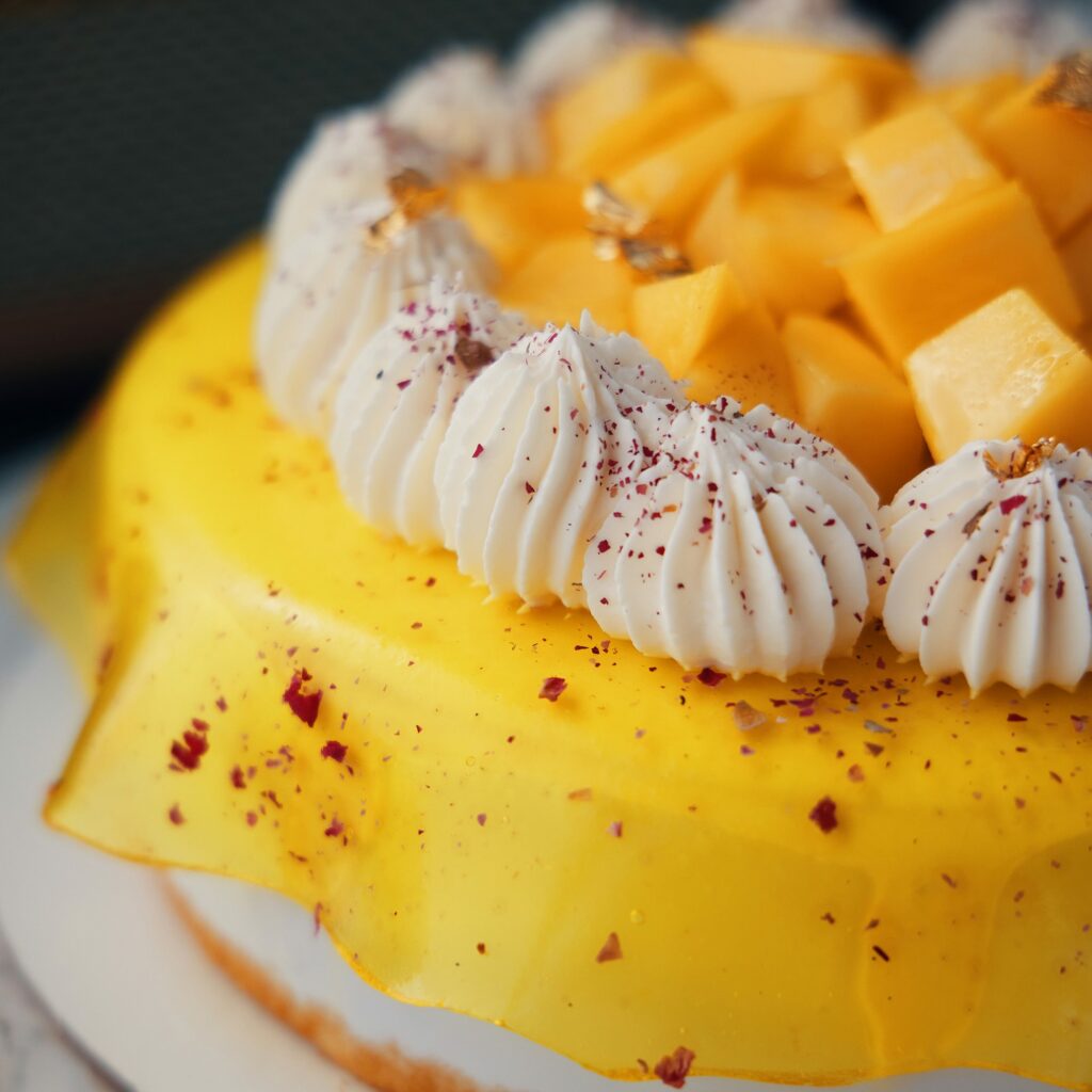 муссовый торт с манго и малиной