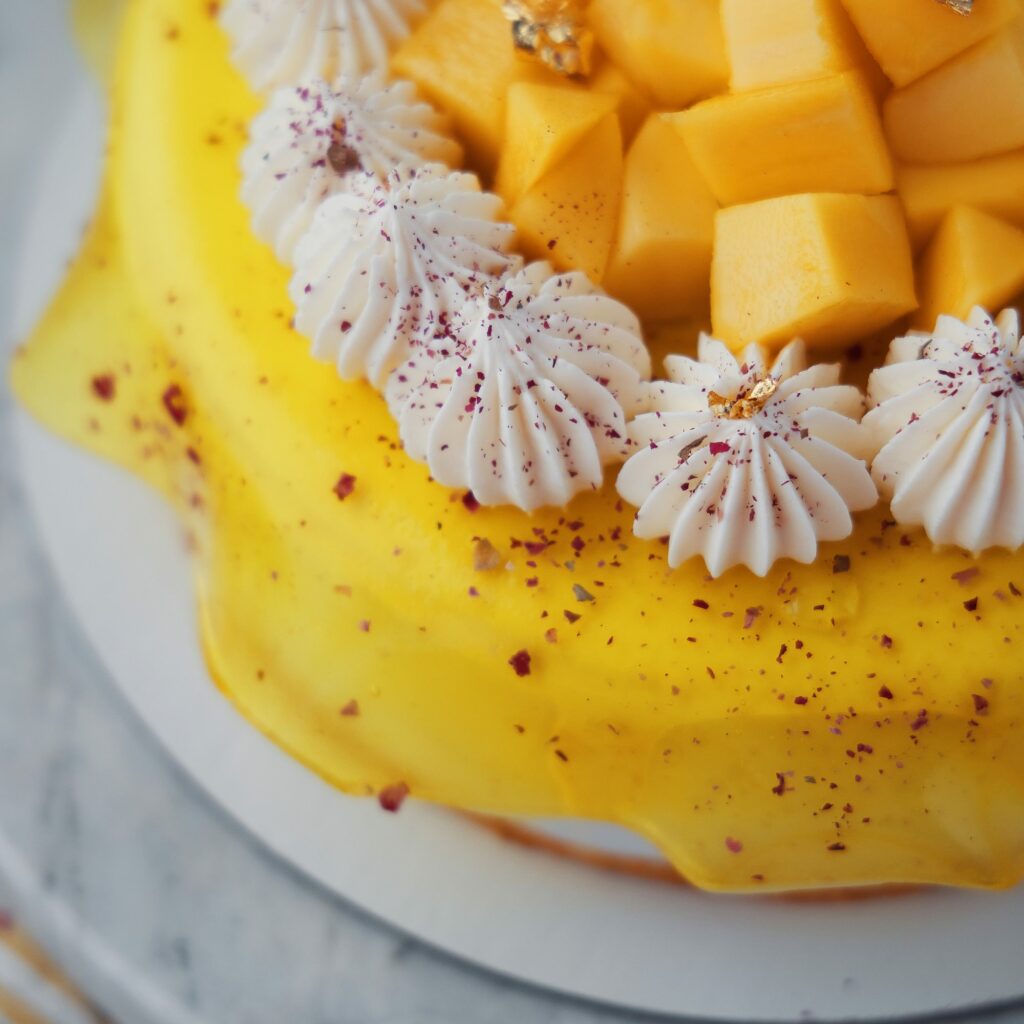 муссовый торт с шоколадом и фруктами